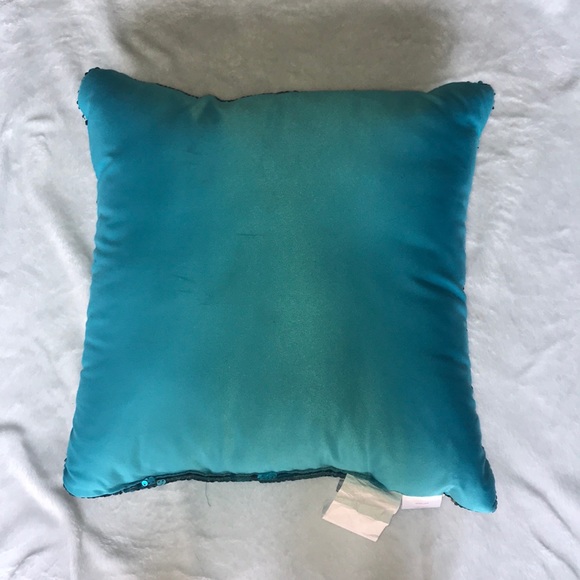 NWT decorative pillow - Picture 4 of 4